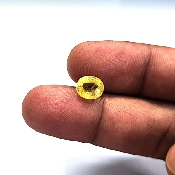 Export Quality Ceylon Yellow Sapphire (सीलोन पुखराज) 3.25 Ratti - with Lab Report